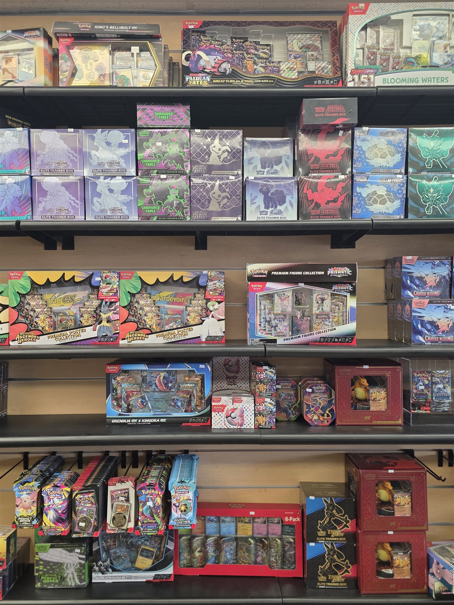 Latas Pokémon y cajas de colección premium en GG Hobby