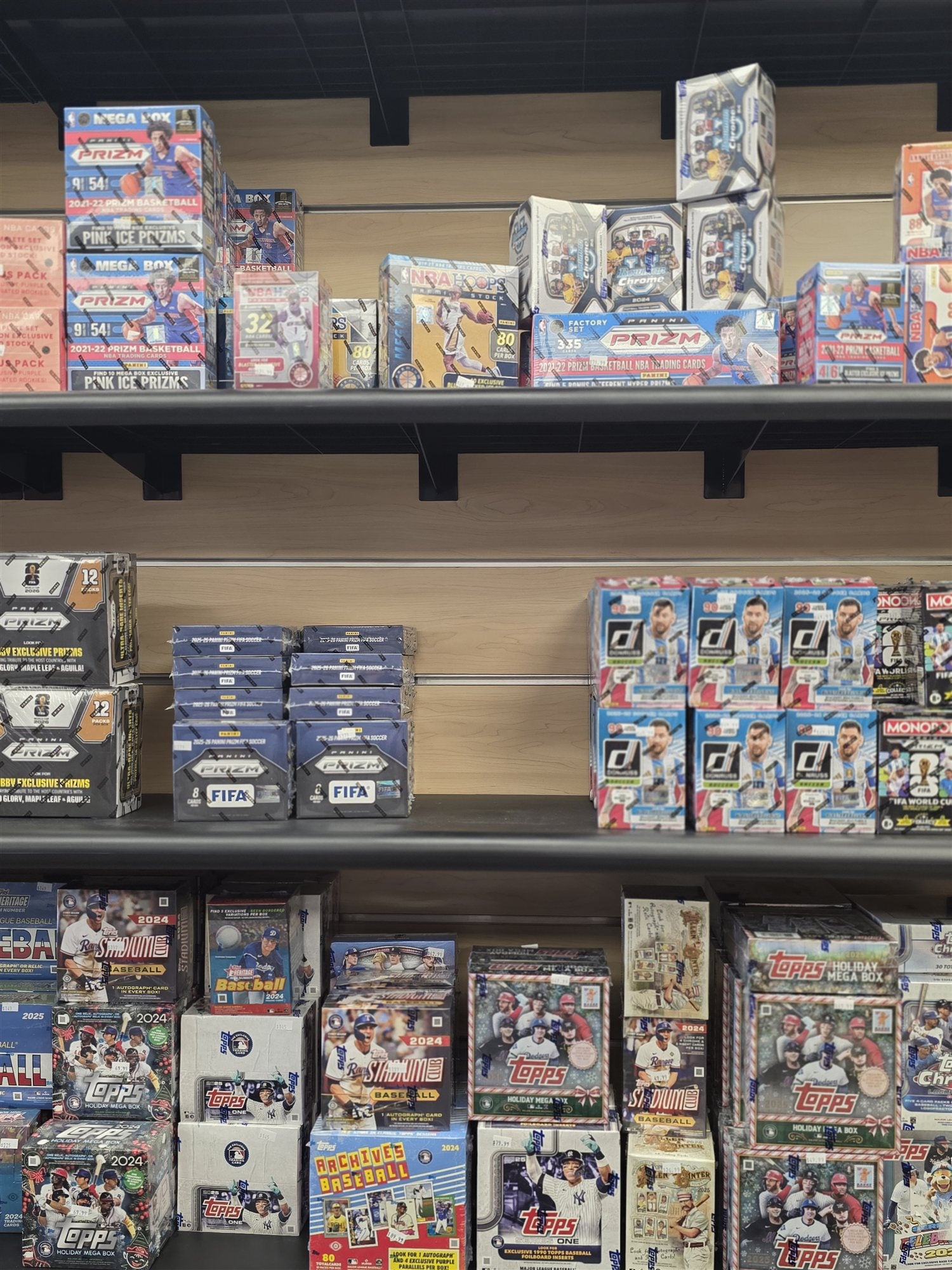 Estantes de cajas selladas de cartas deportivas en GG Hobby